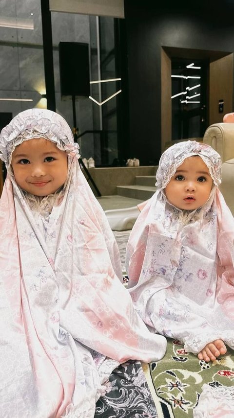 Bak Boneka, 8 Foto Ameena & Azura Putri Aurel Hermansyah dan Atta Halilintar Ketika Kembaran Mukenanya