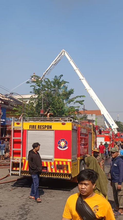 Pasar Krian Sidoarjo Terbakar, Api Berkobar sejak Subuh