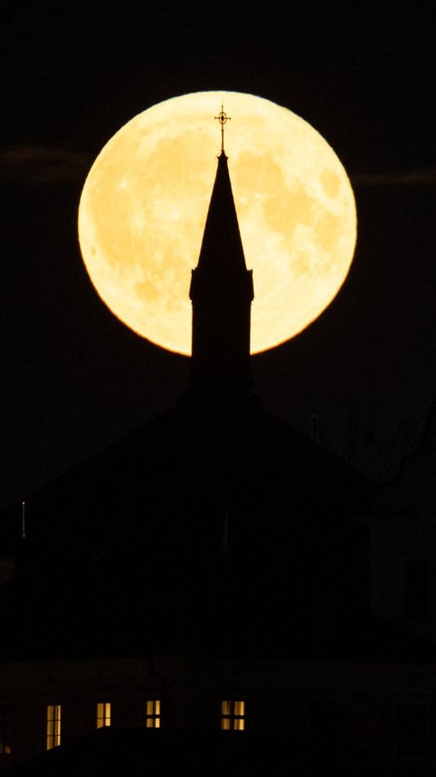 FOTO: Pesona Fenomena Supermoon Langka Terangi Langit di Berbagai Negara