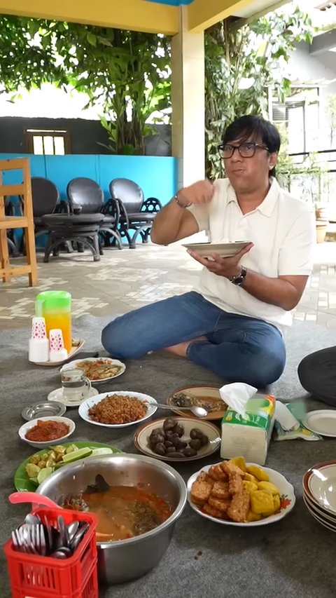 Dimasakin Ikan Pecak Khas Betawi, Andre Taulany Begitu Lahap Makannya di Rumah Haji Bolot