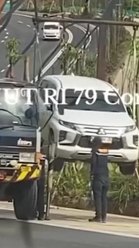 Viral di Media Sosial, Mobil yang Parkir di Jalur Kereta Otonom IKN Ditarik Derek