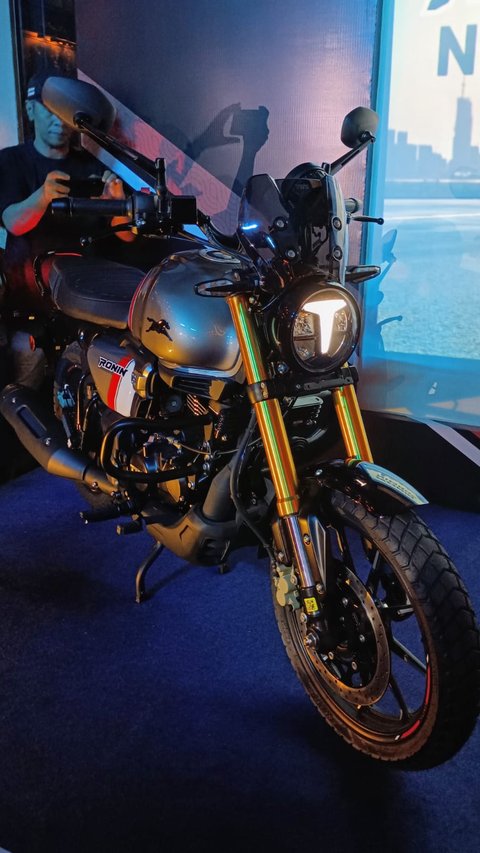 TVS Motor memperkenalkan RONIN Nimbus Edition di Indonesia, motor bergaya modern-retro yang siap bersaing di segmen pasar premium.