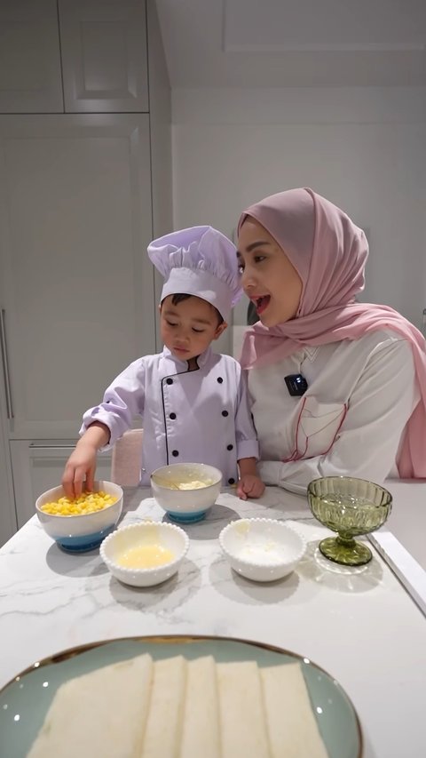 Foto-foto Rayyanza jadi Chef Bantu Mama Gigi di Dapur, Penampilannya Lucu dan Menggemaskan