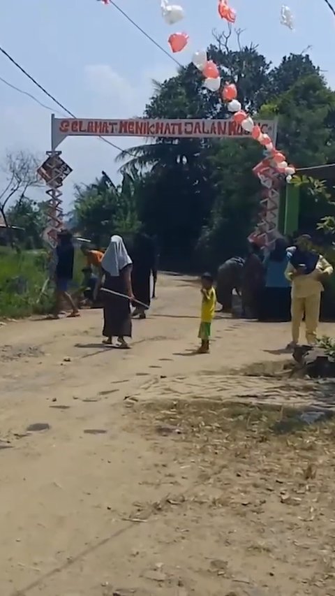 Cara Unik Warga Warunggunung Lebak Protes Jalan Rusak Pakai Gapura, Tuliskan Kalimat Satire