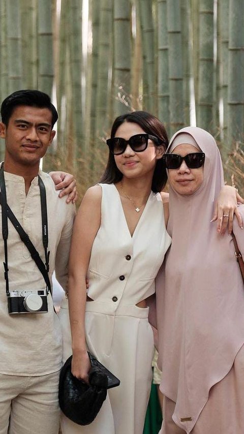 Anaknya Ramai Diperbincangkan, Unggahan Ibunda Azizah Salsha Disorot 'Jangan Sampai Ia Mengadu Kepada Allah'