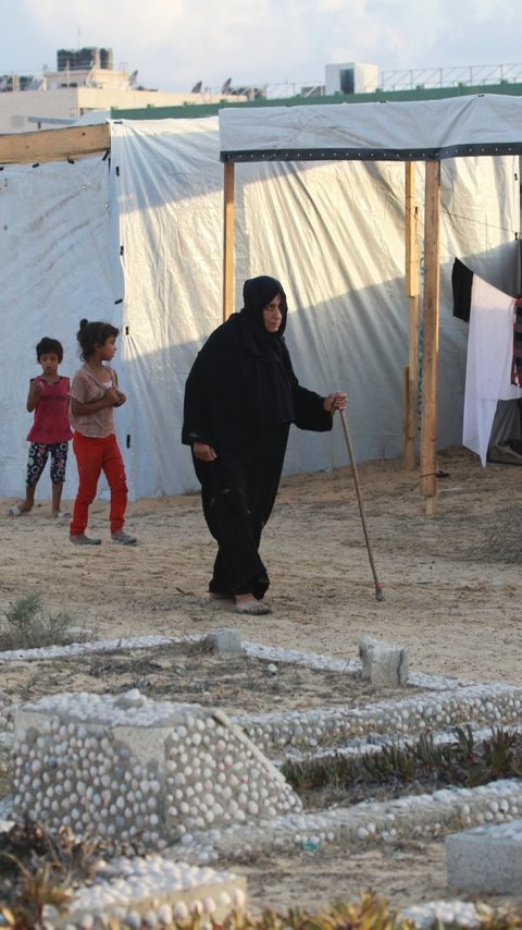 Seorang Ayah di Gaza Terus Memeluk Anaknya saat Tidur, Alasannya Amat Memilukan 'Jika Israel Membom Kami Mati Bersama'