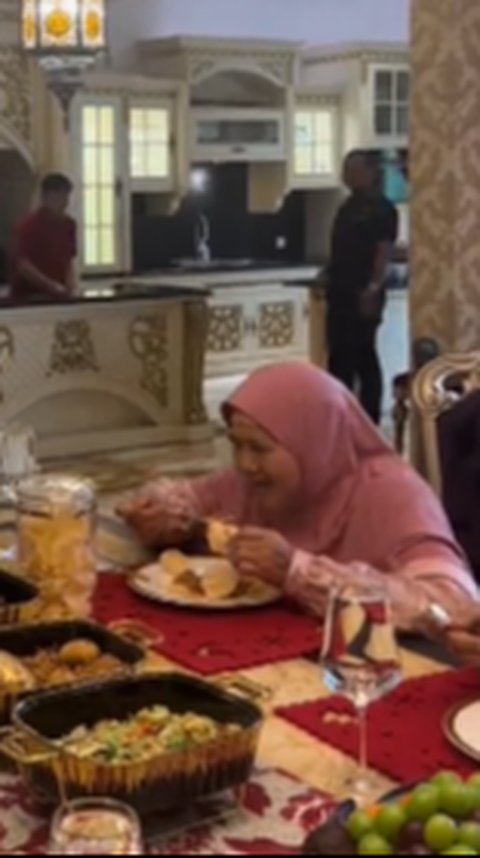 Mamah Dedeh Mampir ke Rumah Crazy Rich Pondok Indah, Dijamu Makan Pakai Sendok & Piring Emas Bikin Takjub