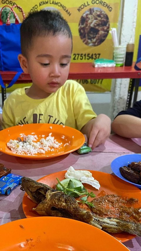 Warteg Style! Potret Rayyanza Anak 'Sultan Andara' Makan di Warung Pecel Lele, Menunya Sederhana Banget