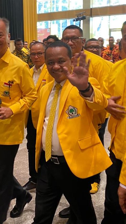 Jelang Ditetapkan sebagai Ketum, Bahlil Tiba di Munas Golkar Disambut Perempuan Cantik