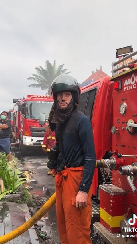 Bule di Bali Ini Ikut Bantu Damkar Padamkan Kebakaran di Pasar Ubud, Aksinya Viral