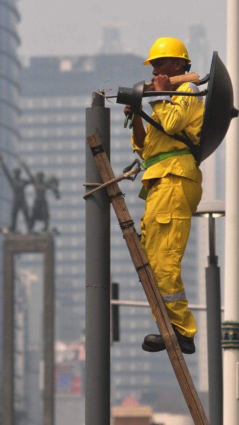 FOTO: Jaga Keindahan Kota Jakarta, Lampu-Lampu Mati di Kawasan Bundaran HI Diganti Baru