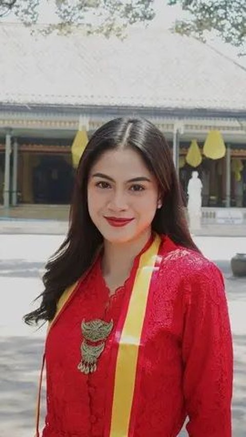 Potret Hana Saraswati Kenakan Kebaya di Keraton Solo hingga Foto bareng Putri Raja