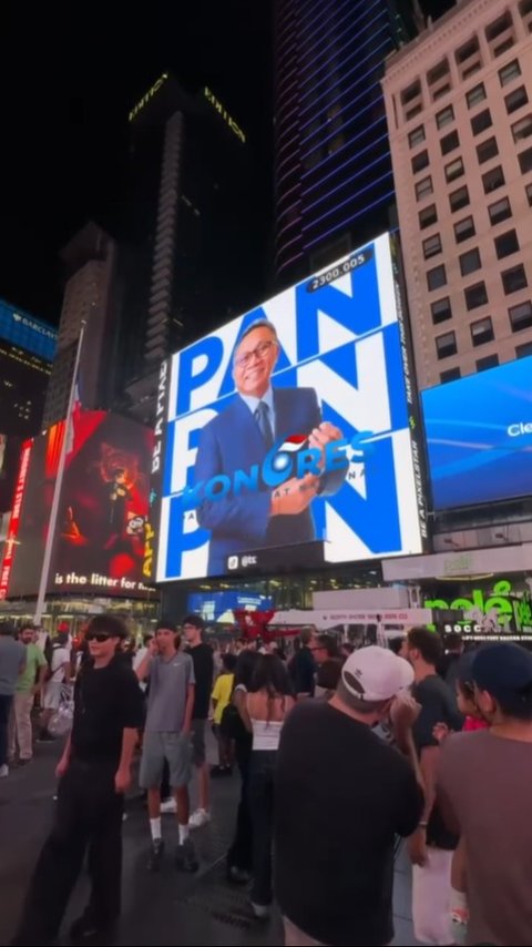 Jelang Kongres PAN Zulkifli Hasan 'Mejeng' di Times Square New York, Netizen: Emang Ngaruh?