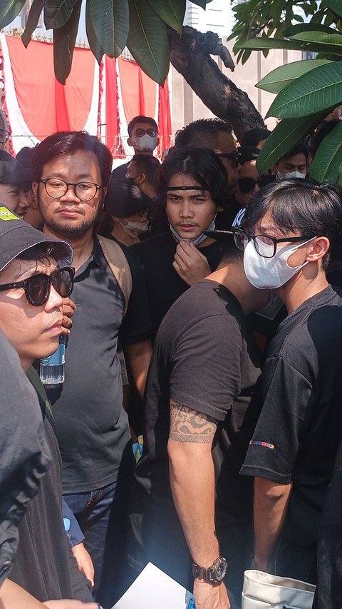 FOTO: Bintang Emon dan Para Komika Gabung Barisan Pendemo, Kompak Baju Hitam