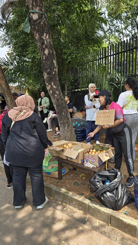 Emak-Emak Sediakan Makanan Gratis untuk Pendemo Kawal Putusan MK