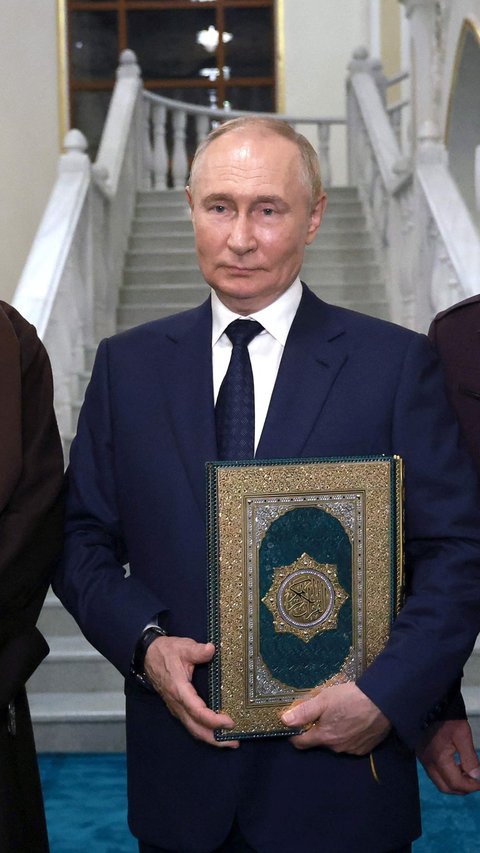 VIDEO Putin Cium dan Peluk Alquran Saat Kunjungi Masjid Nabi Isa di Chechnya