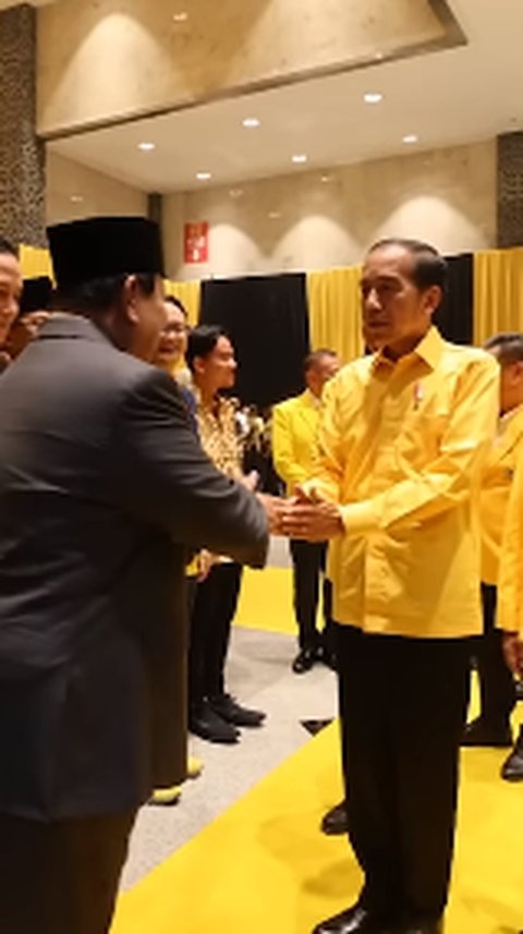 Senda Gurau Jokowi Berkemeja Kuning Dikagetkan Prabowo di Munas Golkar: Lho, Nguber Ya?