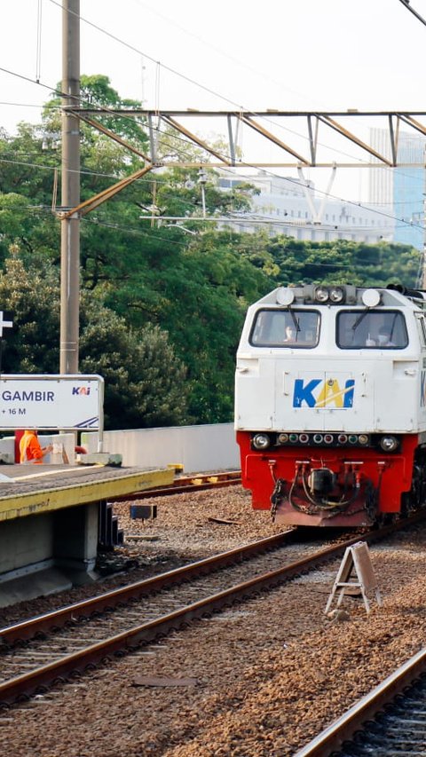 Ada Demo Peringatan Darurat, Penumpang Kereta Jarak Jauh di Stasiun Gambir Bisa Naik dari Stasiun Jatinegara