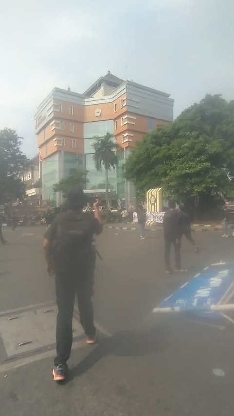 Situasi Terkini Demo di Semarang Memanas: Massa Coba Masuk Gedung DPRD, Polisi Tembak Gas Air Mata