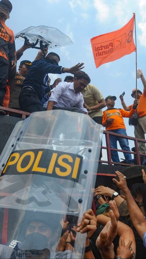 FOTO: Detik-Detik Anggota DPR Habiburokhman Dilempar Botol Pendemo Tolak Revisi UU Pilkada