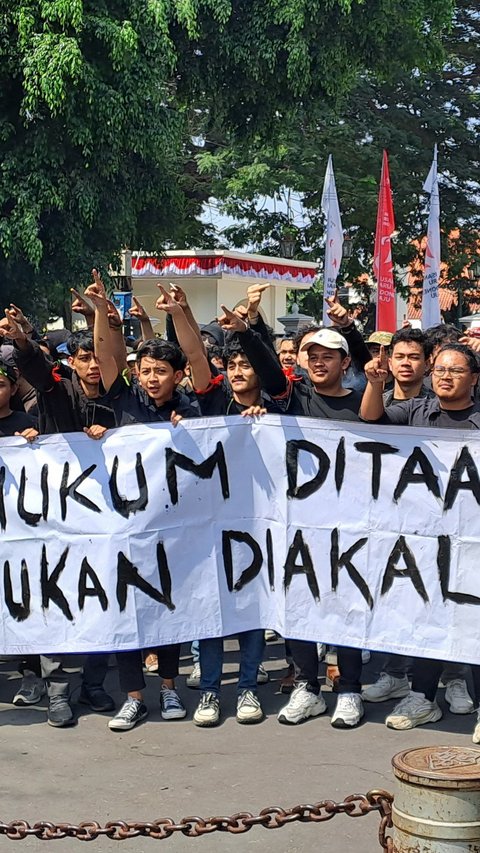 Demo di Depan Istana Yogyakarta, Ribuan Massa Tuntut Jokowi Turun