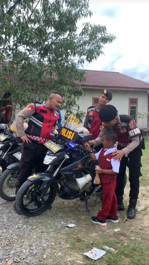 Bocah Ini Diam-diam Pegang Motor Dinas karena Kagum, Respons dari Polisi Tuai Pujian