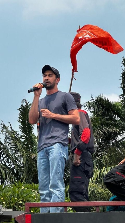 FOTO: Momen Reza Rahadian Turun ke Jalan Protes Revisi UU Pilkada, Orasi Keras 