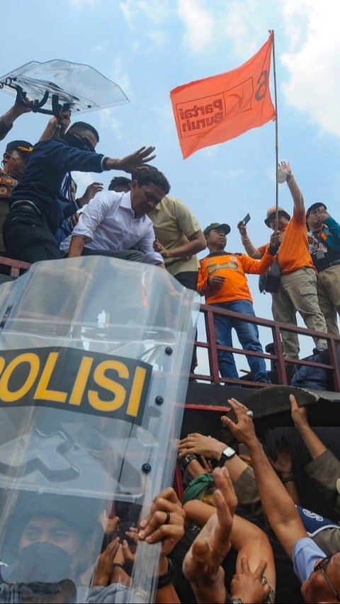 VIDEO: Momen Politisi Gerindra Habiburokhman Dilempari Botol Pendemo 