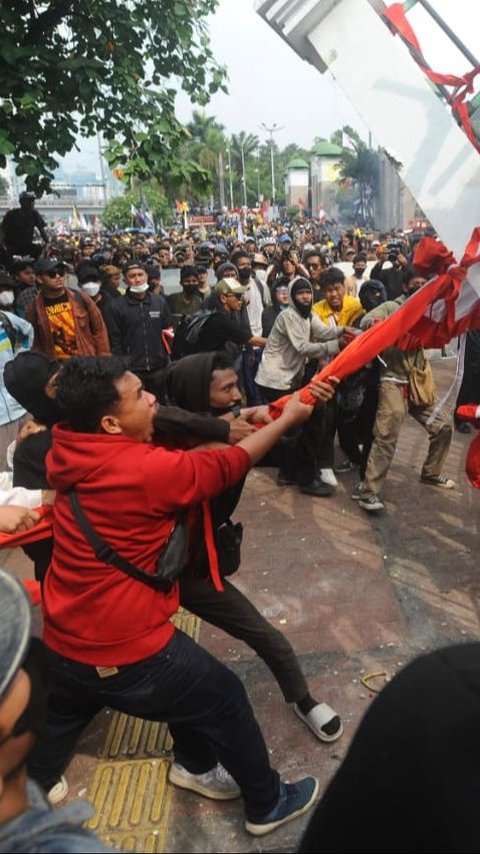 FOTO: Ekspresi Kemarahan Pendemo Robohkan Pagar dan Tembok Gedung DPR