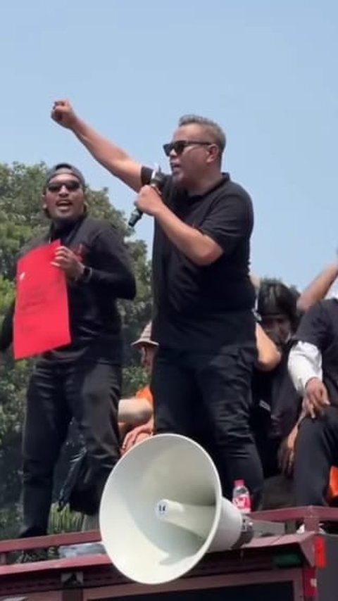 Momen Abdel Achrian saat Ikut Berorasi di Depan Massa Aksi Demo: DPR Lawak!