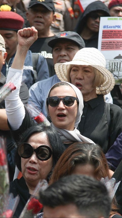 FOTO: Padati Depan Gedung MK, Massa dari Forum Guru Besar hingga Aktivis 98 Rapatkan Barisan Kawal Konstitusi dan Demokrasi