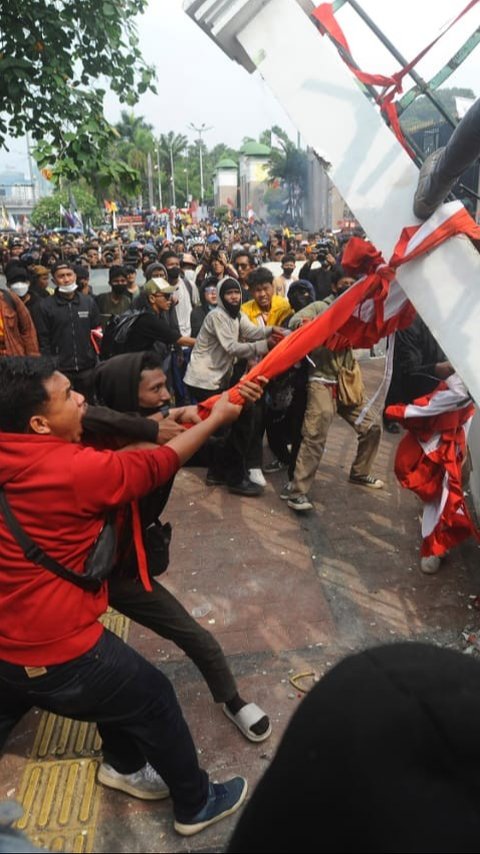 VIDEO: PANAS! Api Berkobar Depan Gedung DPR, Pagar Hampir Roboh Dikoyak Pendemo