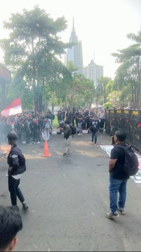 Kini Demonstran Robohkan Gerbang Belakang DPR RI, Polisi Siaga Barikade