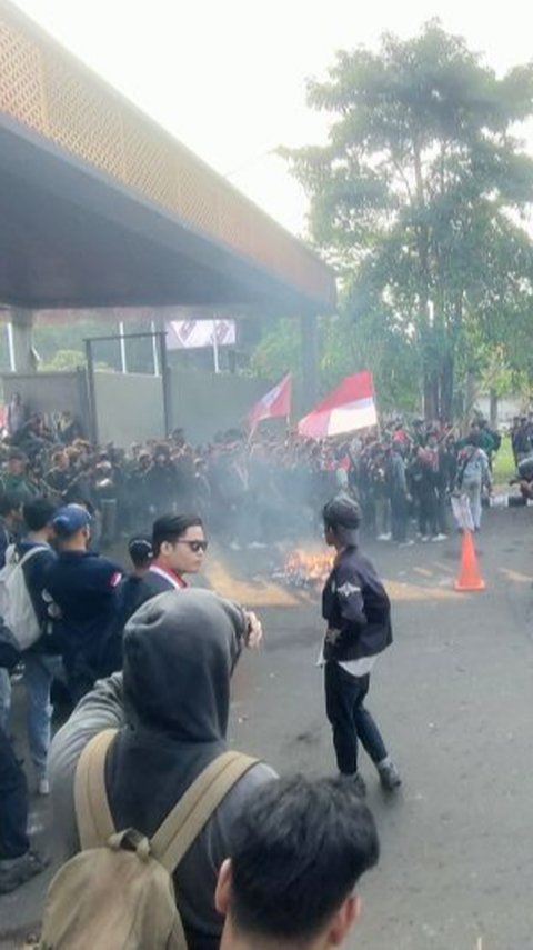 Demo Tolak RUU Pilkada Makin Ramai, IHSG Langsung Ditutup Melemah