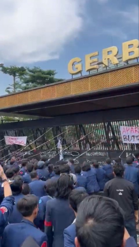 FOTO: Detik-Detik Mahasiswa Universitas Trisakti Jebol dan Robohkan Gerbang Belakang Gedung DPR