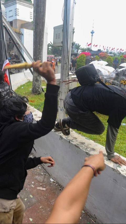 VIDEO: Situasi Terkini Usai Pagar DPR Dijebol Pendemo & Api Berkobar, Polisi Bertameng Siaga Penuh