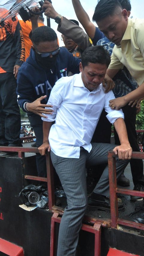 FOTO: Wajah Was-Was Anggota DPR Habiburokhman Takut Ditimpuk Saat Turun dari Mobil Komando Usai Temui Pendemo Tolak Revisi UU Pilkada