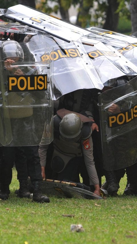 FOTO: Halau Keberingasan Pendemo Anarkis Rusak Pagar DPR, Polisi Anti Huru-Hara Sampai Terjatuh