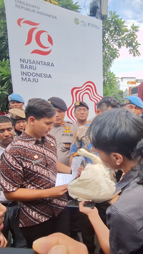 Menohok, Ini Alasan Mahasiswa Medan Hadiahi Bebek Hidup Usai Kecewa Kinerja Bobby