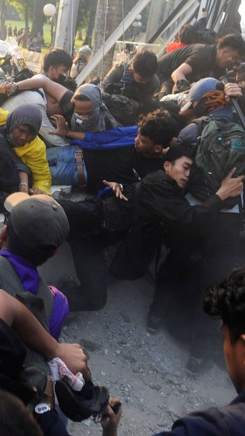 FOTO: Momen Bentrokan Mencekam Saat Demonstran Mahasiswa Kocar Kacir Menghadapi Pasukan Anti Huru-Hara di DPR Usai Jebol Pagar