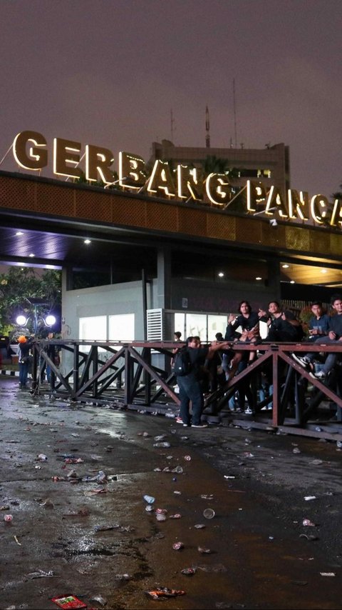 FOTO: Porak-Poranda Gerbang Pancasila, Akses Pintu Belakang Gedung DPR yang Dijebol Mahasiswa