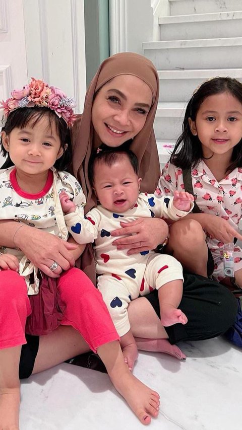 Potret Bahagia Rieta Amilia Bareng Cucu, Netizen Heran Baby Lily Selalu Nangis saat Bareng Sang Nenek