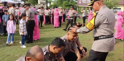 Tradisi Siram Air Kembang Kenaikan Pangkat Anggota, Kapolres Serang Beri Ucapan yang Tak Terduga