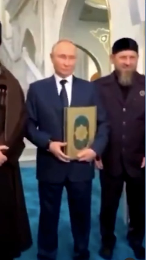 Momen Presiden Putin Masuk Masjid Lalu Cium & Peluk Alquran, ini Videonya