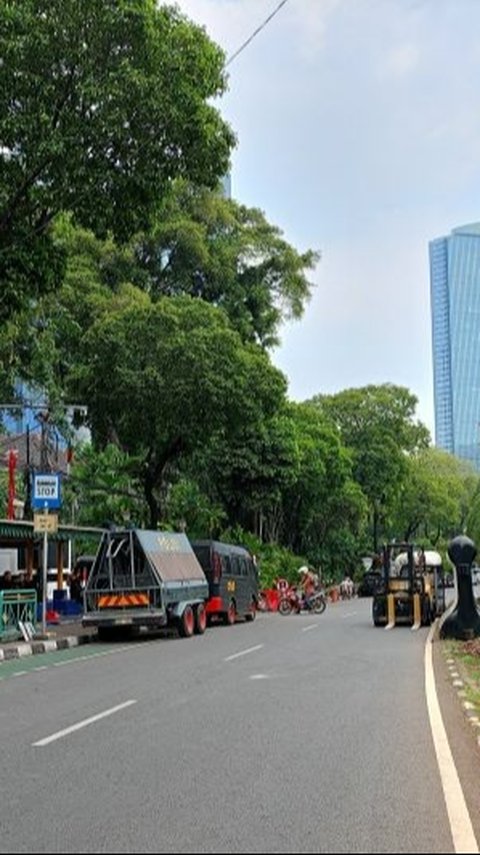 Antisipasi Demo di Depan Gedung KPU, Jalan Imam Bonjol Ditutup dan Polisi Pasang Barikade Beton