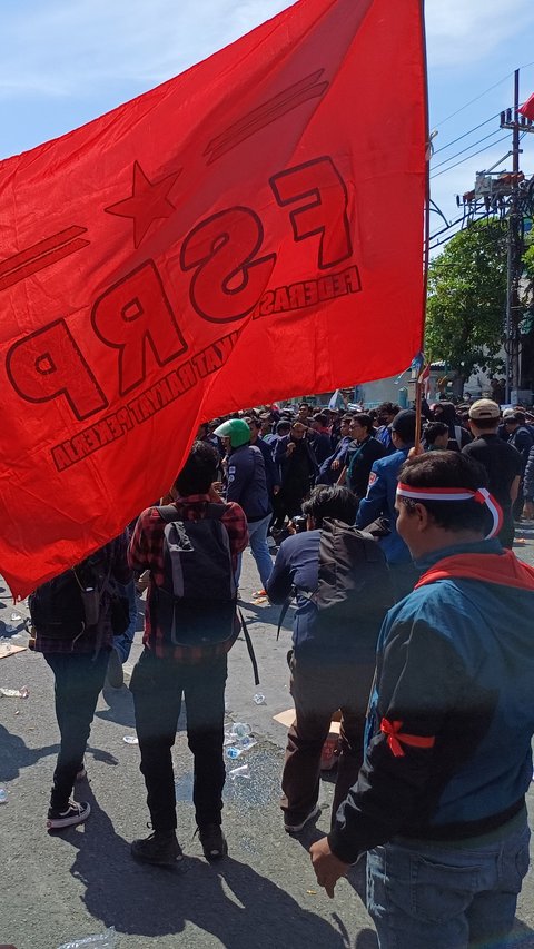 Demo Mahasiswa Tolak UU Pilkada Berlanjut di Jatim, Ricuh Usai Massa Kepung Gedung DPRD