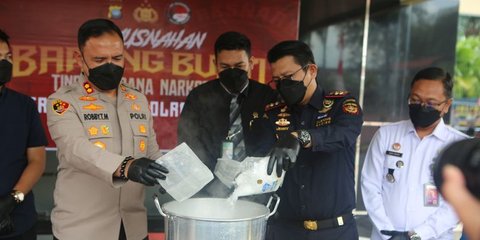 Begini Cara Polisi dan Bea Cukai Musnahkan Narkoba Jenis Sabu Sebanyak 2 Kg