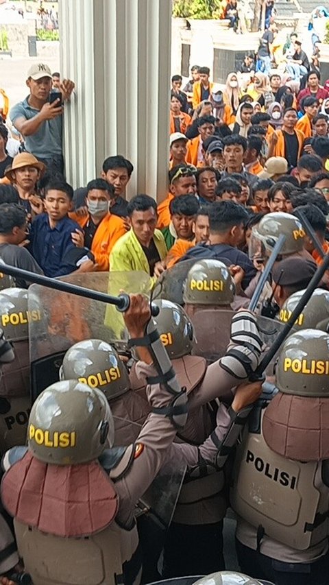 Ricuh Demo di Gedung DPRD Jambi, Sejumlah Mahasiswa Terluka