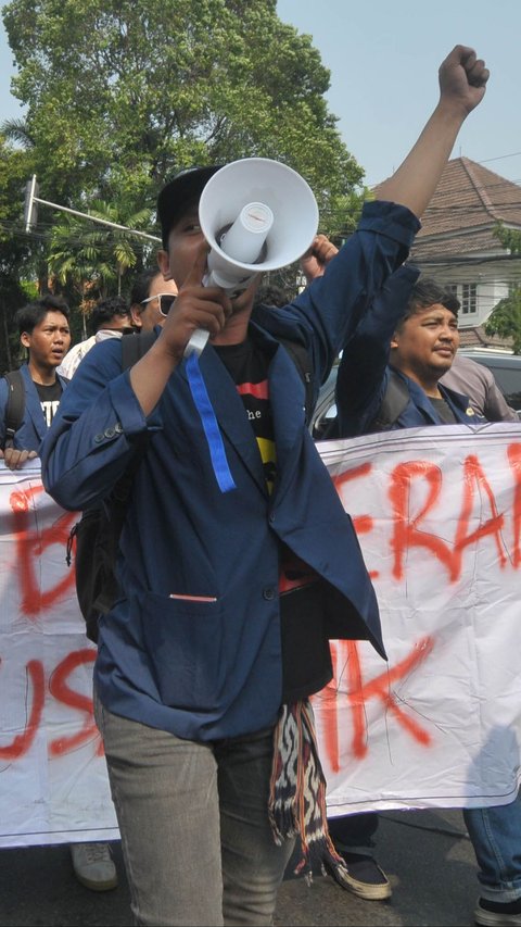 FOTO: Setelah Gedung DPR, Kini Giliran KPU Dikepung Demonstran Tuntut Patuhi Putusan MK