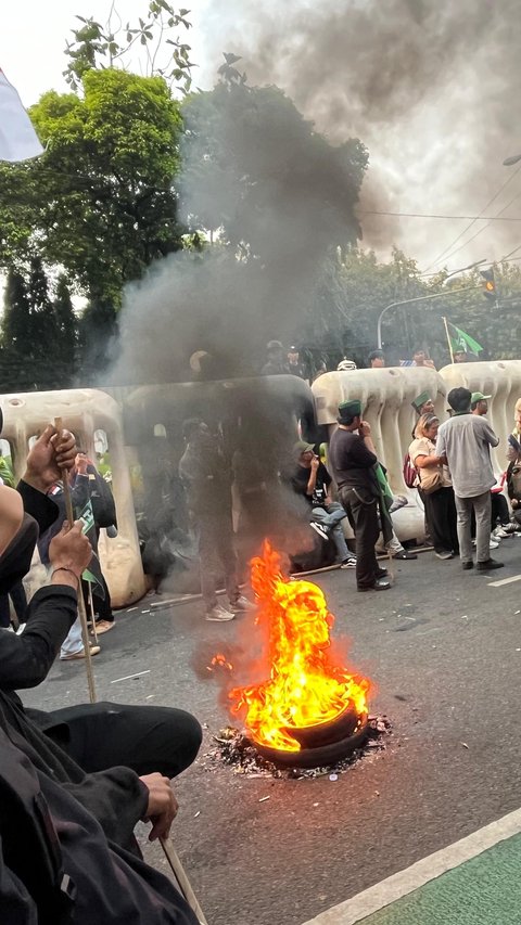 Geruduk KPU, Mahasiswa Bakar Ban Tuntut Terbitkan PKPU sesuai Putusan MK